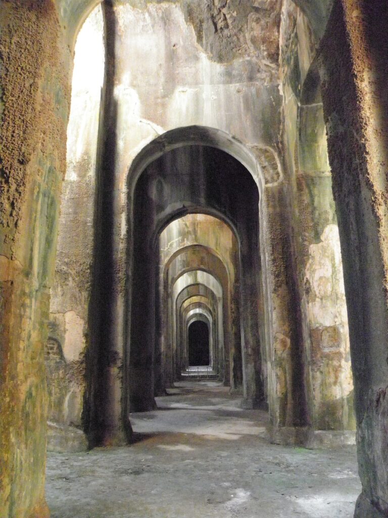 nterno della Piscina Mirabilis a Bacoli vicino alla casa vacanze Dimora Fortuna